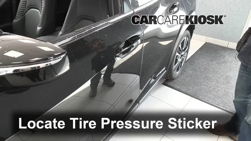 2021 Lexus UX250h 2.0L 4 Cyl. Pneus et roues Vérifier la pression des pneus